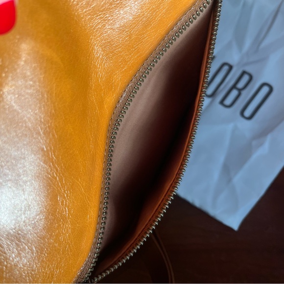 HOBO Lauren Wristlet Polished Leather Tan Brown Clutch Bag Like New - Picture 10 of 16